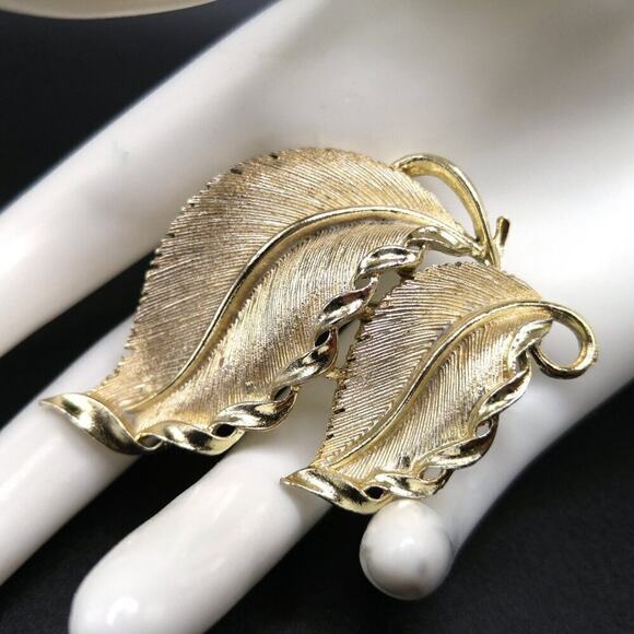 Vintage LISNER Leaves Brooch, Mid-Century Pin Pendant, Gold Tone, 1 3/4 Inches - Picture 6 of 10